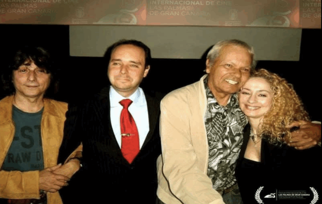 Inicio Gustavo Socorro junto a Gelu Barbu y asistentes tras una proyección del documental Arte en el exilio